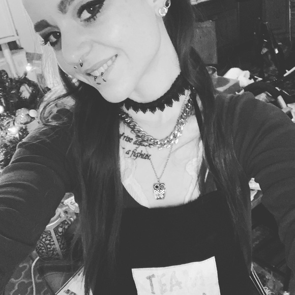 Meet your Posher, Danielle - Picture 2 of 5